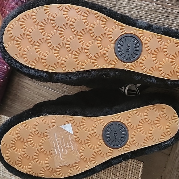 UGG Fluff Slides - Picture 2 of 4